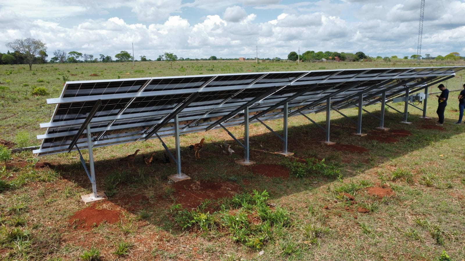 Estrutura solar rural em campo aberto