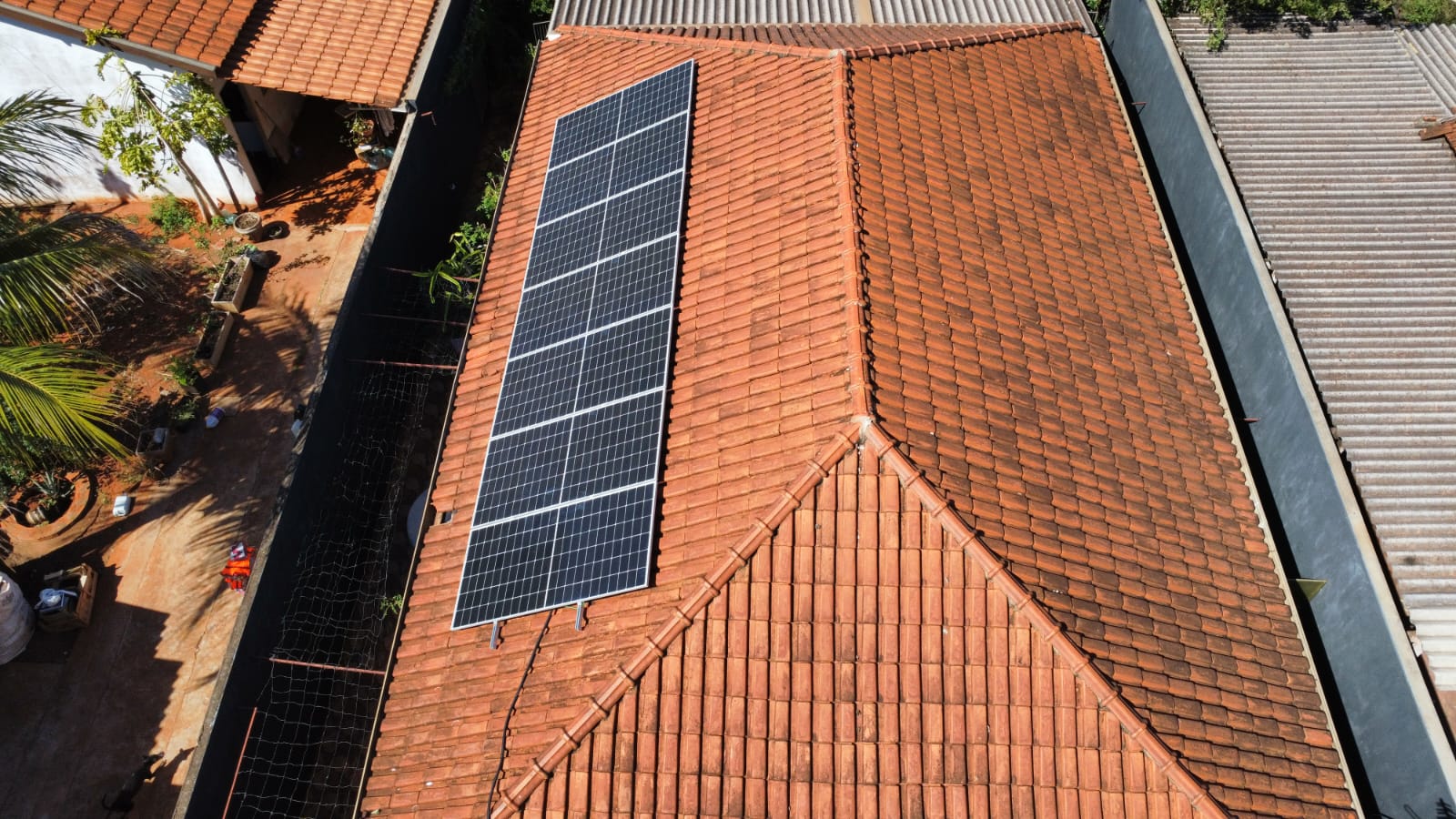 Projeto residencial com placas solares em telhado cerâmico
